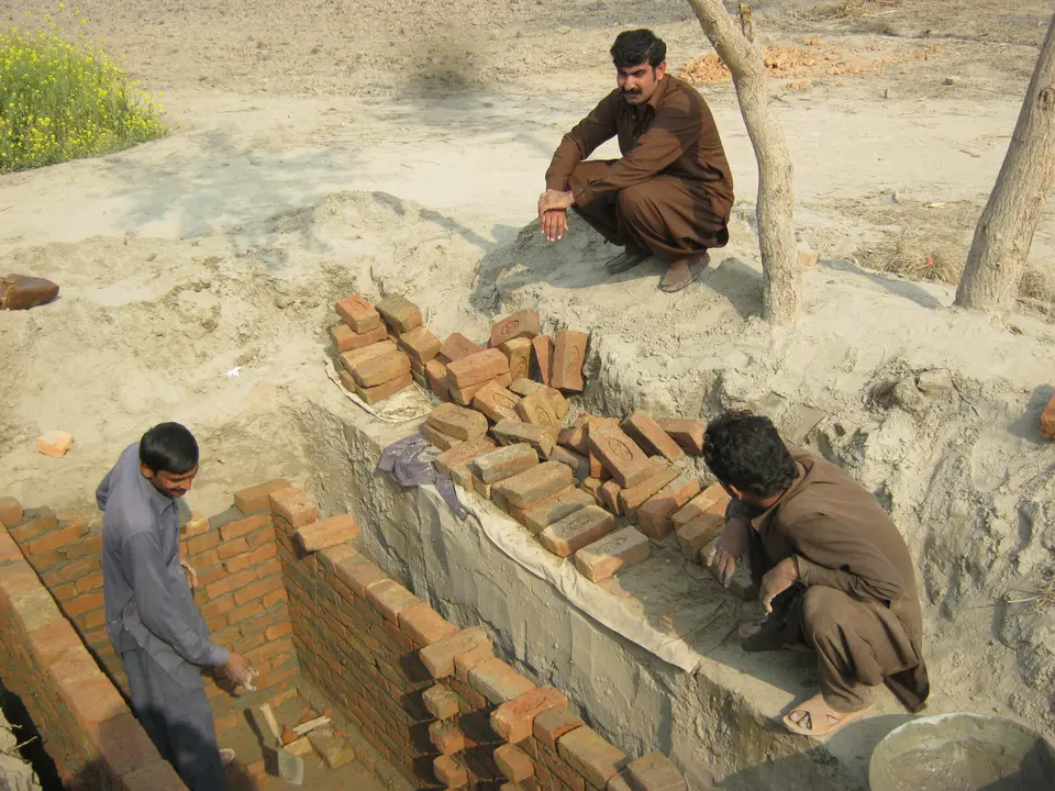 اینٹوں کا مین ہول چیمبر بنانا۔