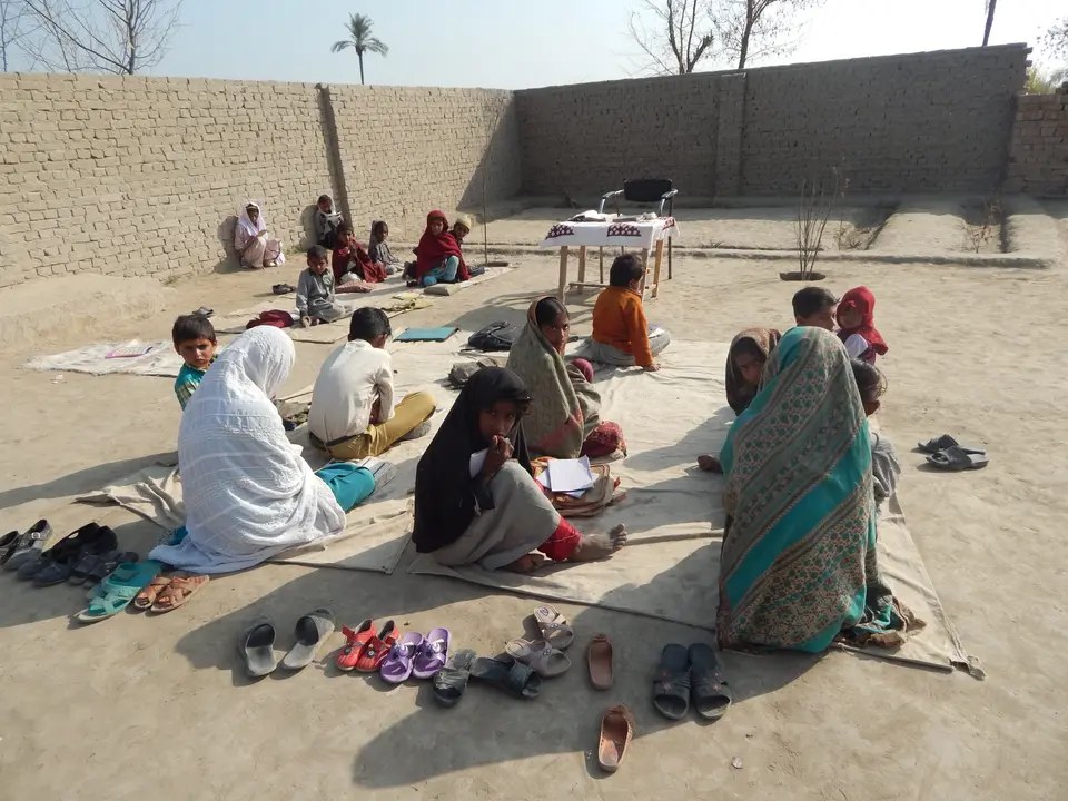 کھلے آسمان تلے کلاس میں طلبہ اور استاد