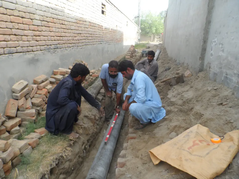 لیول راڈ کے ساتھ پائپ کی سیدھ ملانا۔