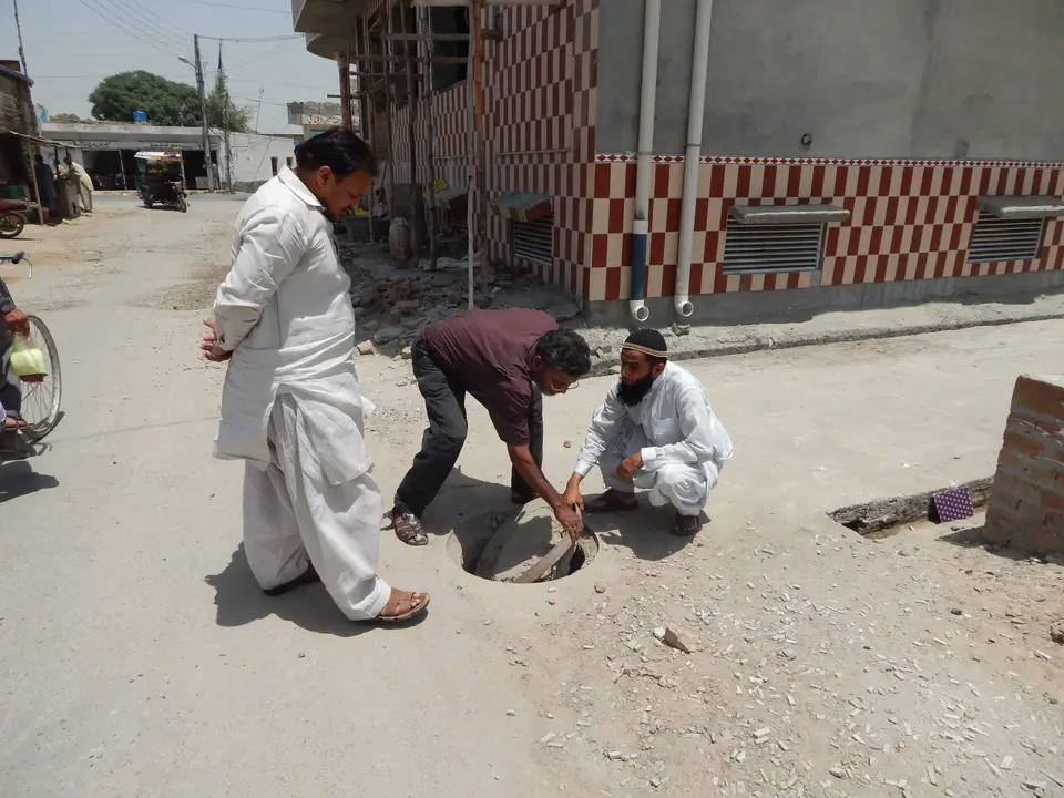 گلی کے مین ہول کا معائنہ۔