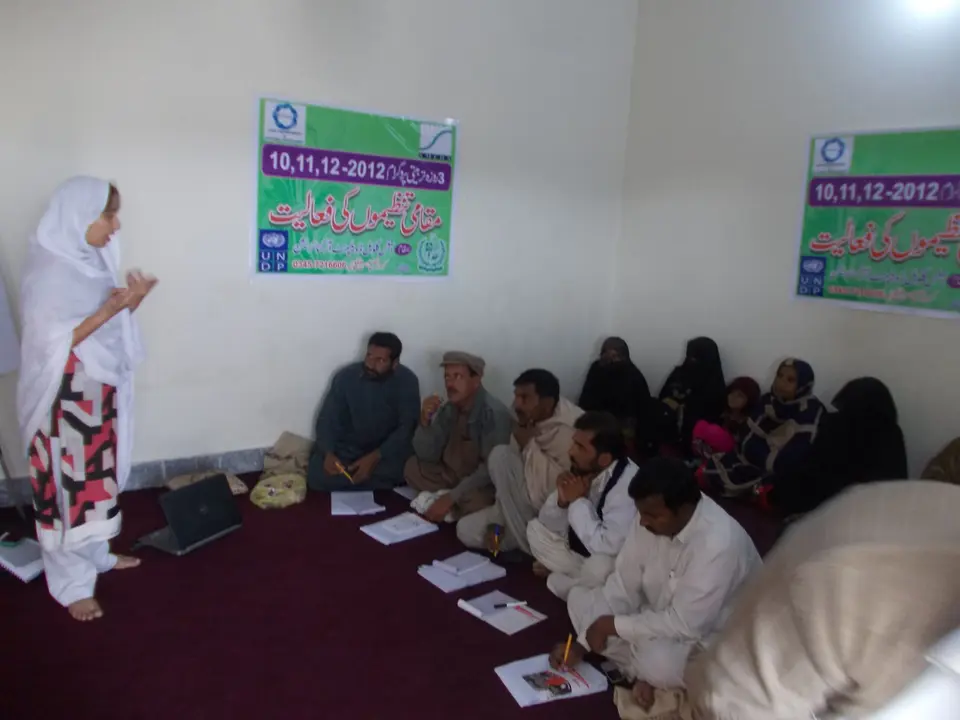 تربیتی کمرے میں بیٹھے تربیت حاصل کرنے والے